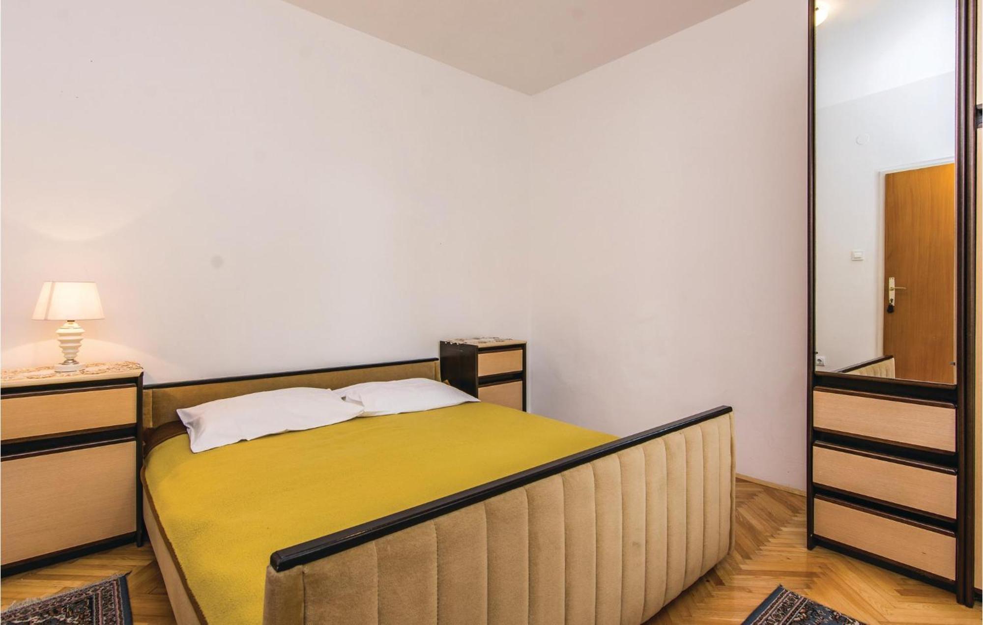 4 Bedroom Awesome Apartment In Starigrad Exterior foto
