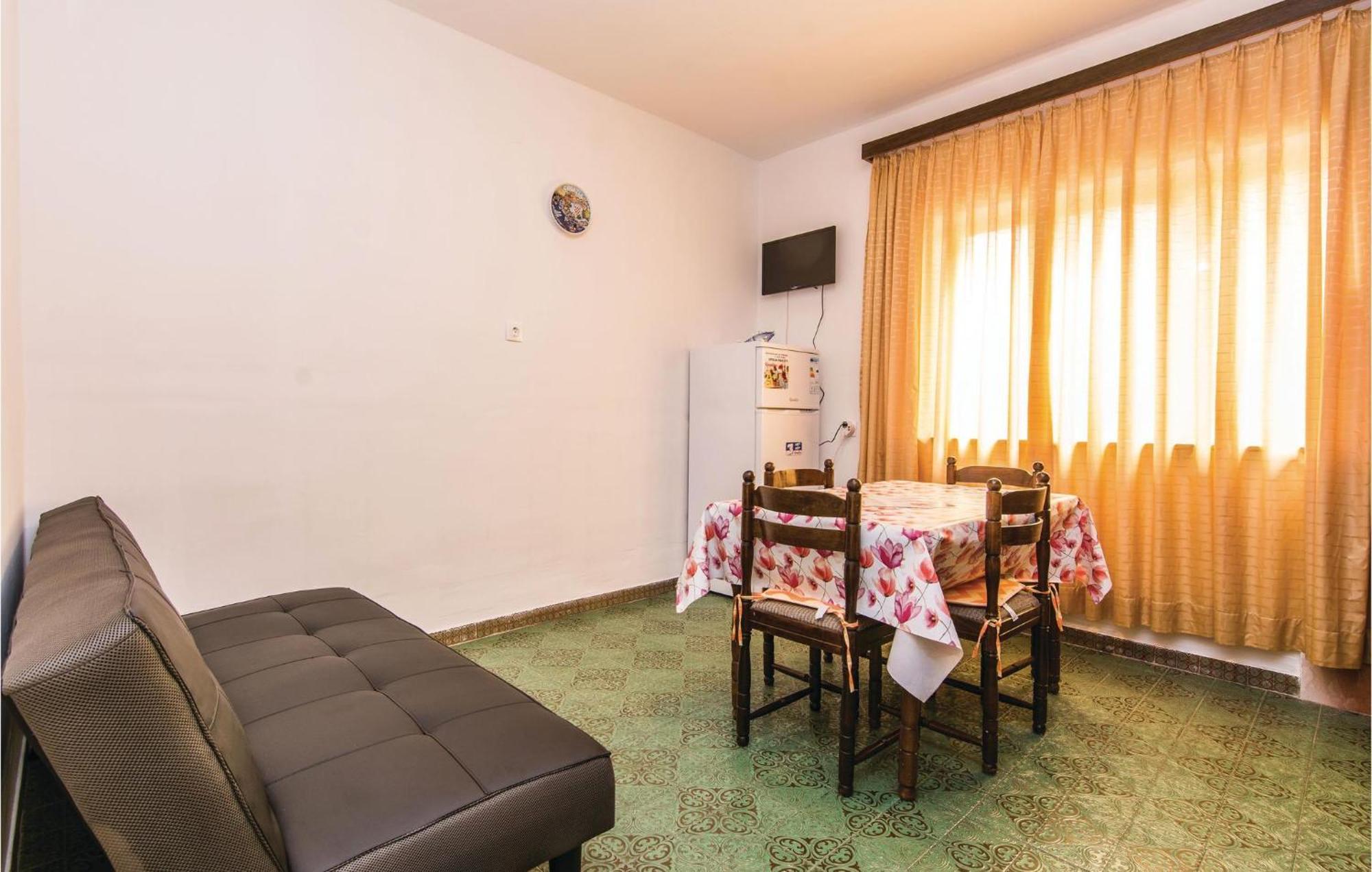 4 Bedroom Awesome Apartment In Starigrad Exterior foto