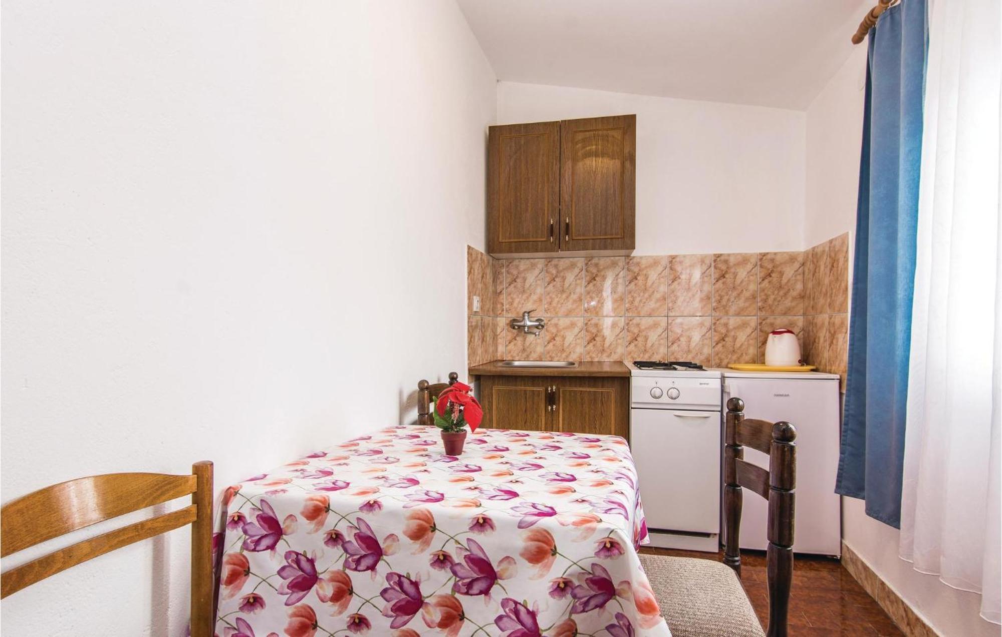 4 Bedroom Awesome Apartment In Starigrad Exterior foto