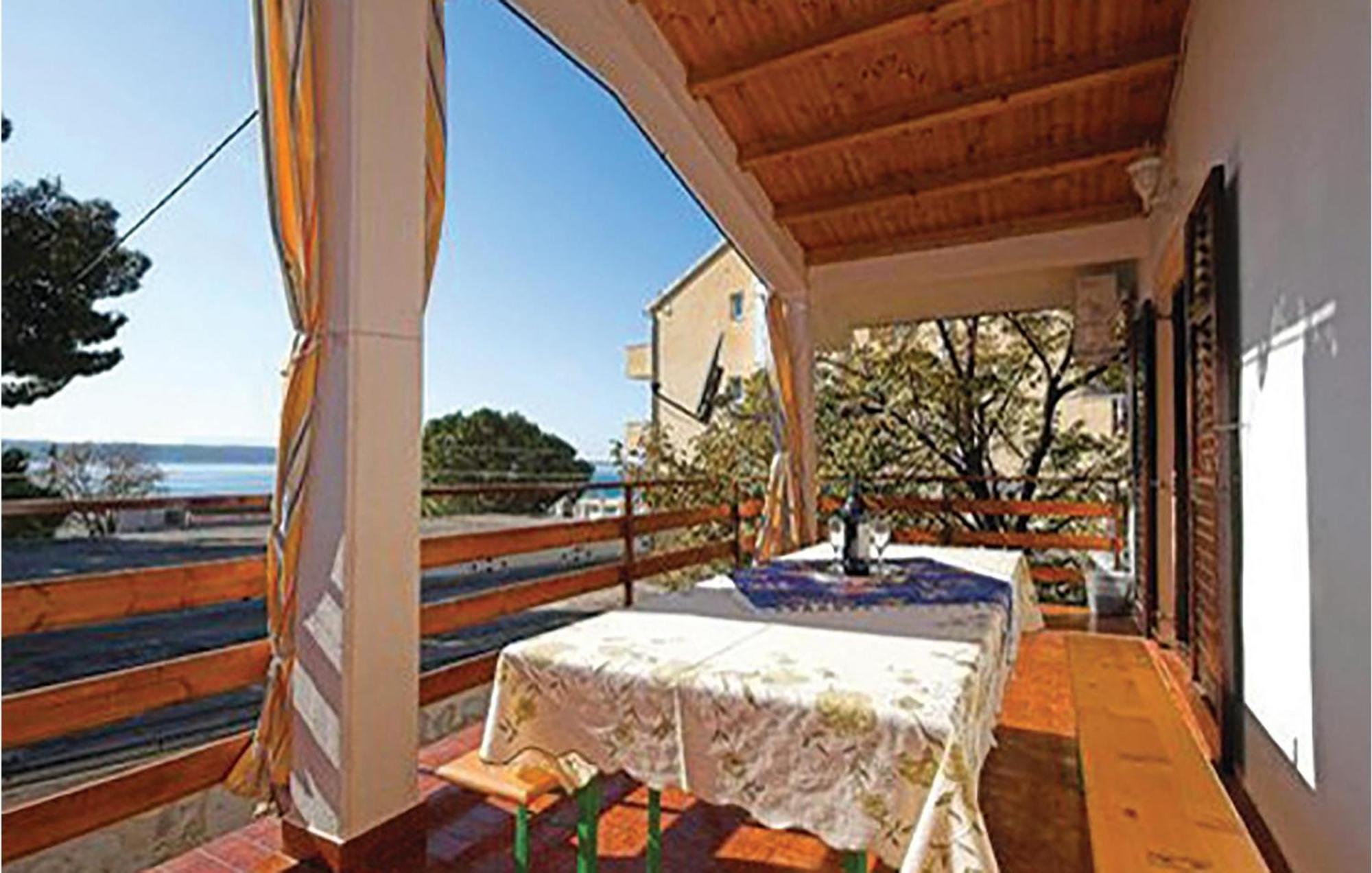 4 Bedroom Awesome Apartment In Starigrad Exterior foto