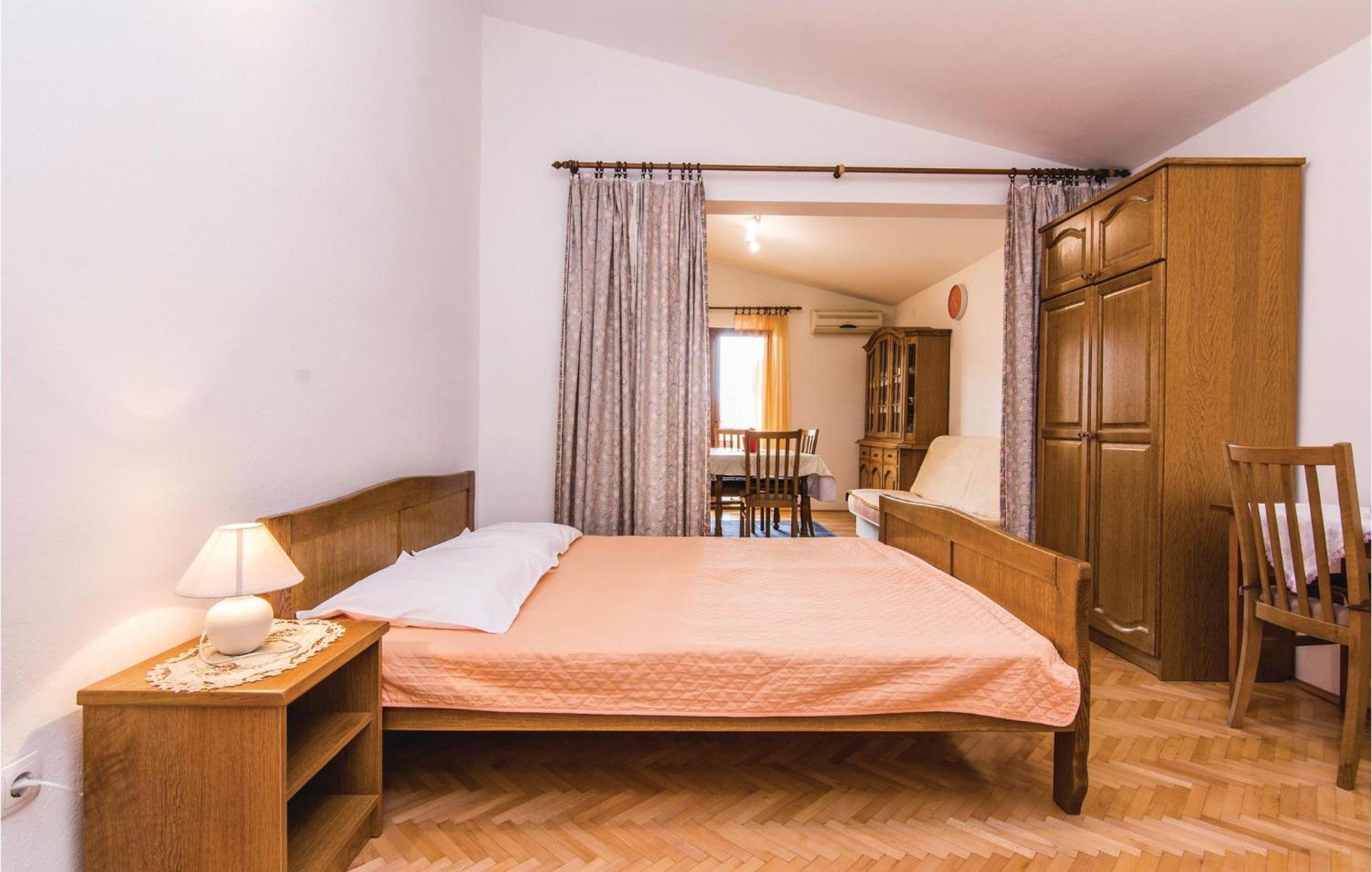 4 Bedroom Awesome Apartment In Starigrad Exterior foto