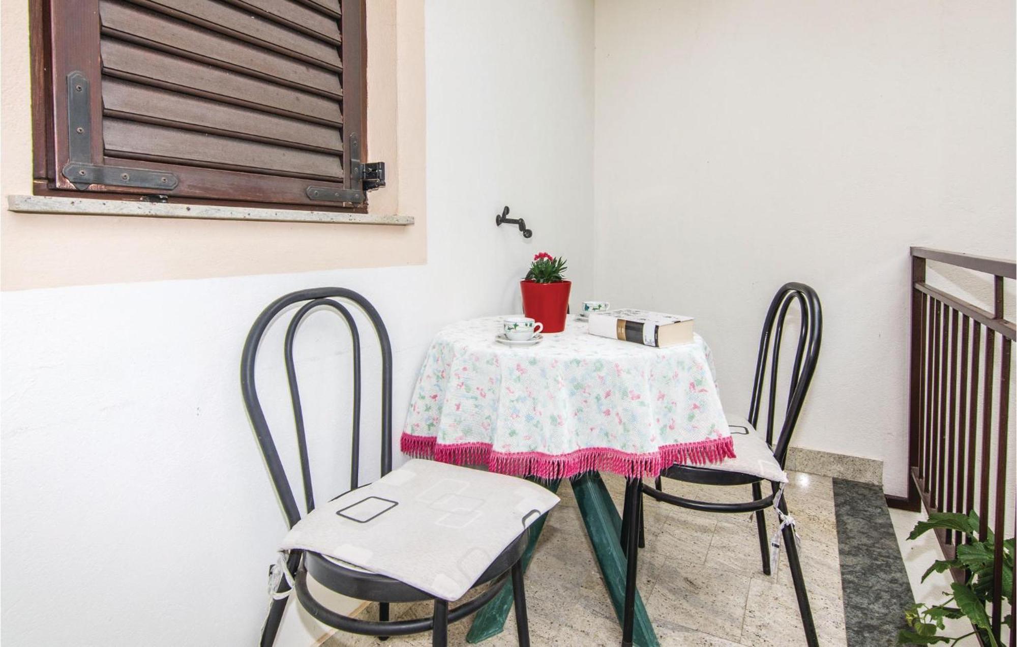 4 Bedroom Awesome Apartment In Starigrad Exterior foto