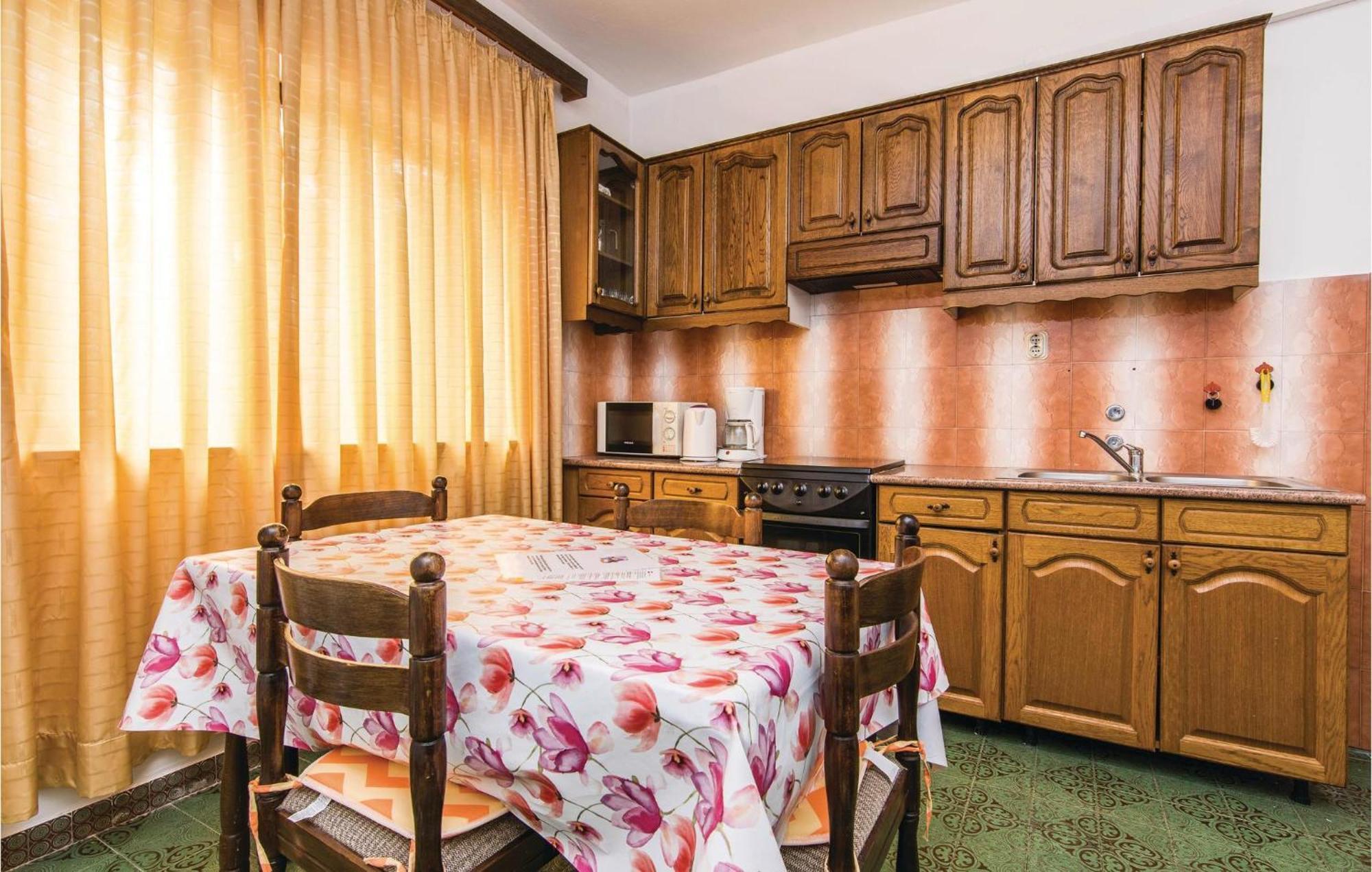 4 Bedroom Awesome Apartment In Starigrad Exterior foto