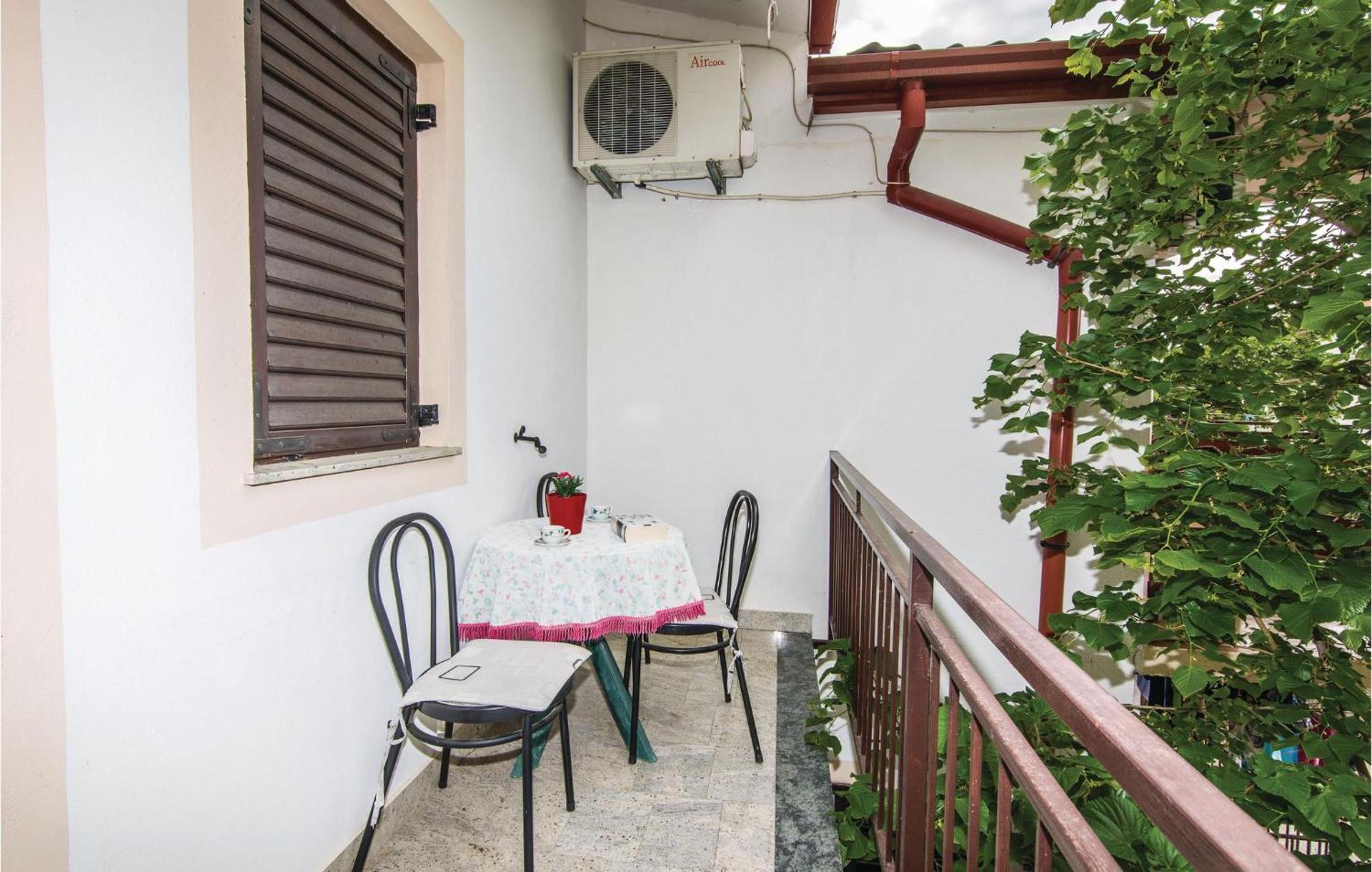 4 Bedroom Awesome Apartment In Starigrad Exterior foto