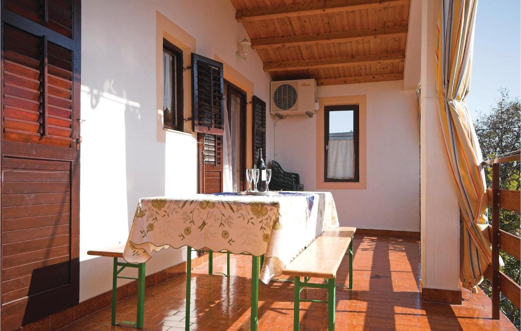 4 Bedroom Awesome Apartment In Starigrad Exterior foto