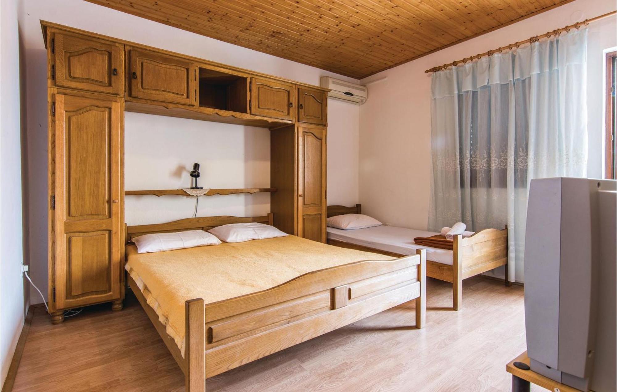 4 Bedroom Awesome Apartment In Starigrad Exterior foto